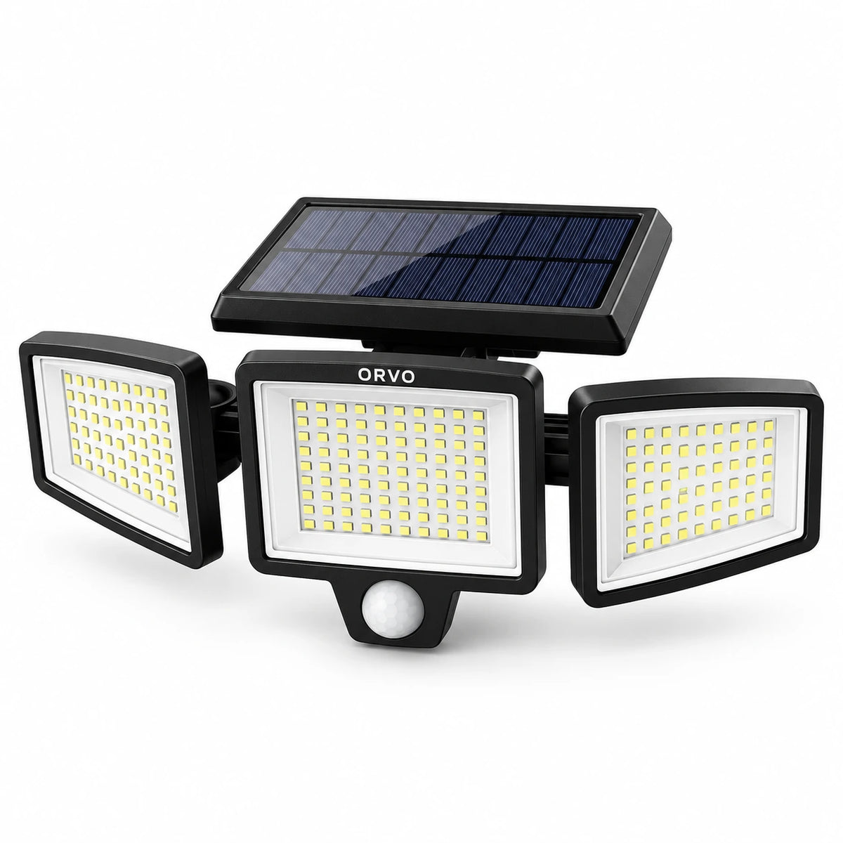 Orvo solcellslampa monterad på en ljus träfasad med solpanelen ovanför de tre huvudena